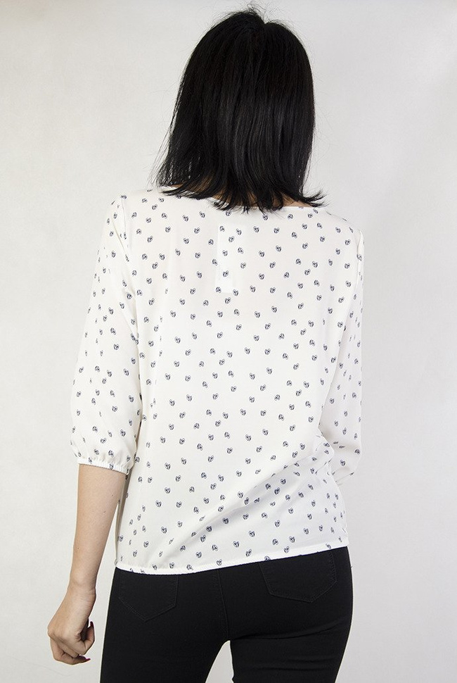 Biała bluzka w szkicowane serduszka