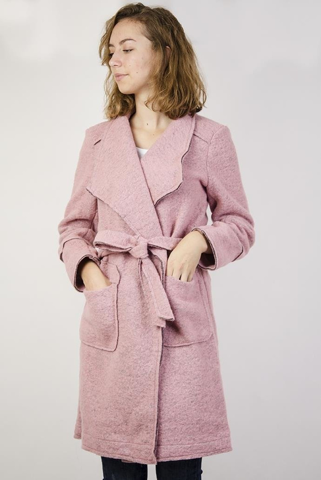 Jasnoróżowy płaszcz z kieszeniami, wiązany w pasie