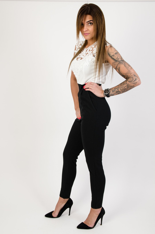 Biało- czarny kombinezon z koronką przy dekolcie