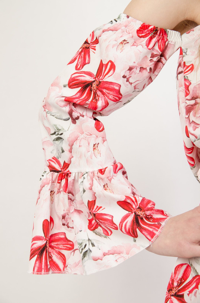 Biała sukienka w czerwone kwiaty z odkrytymi ramionami