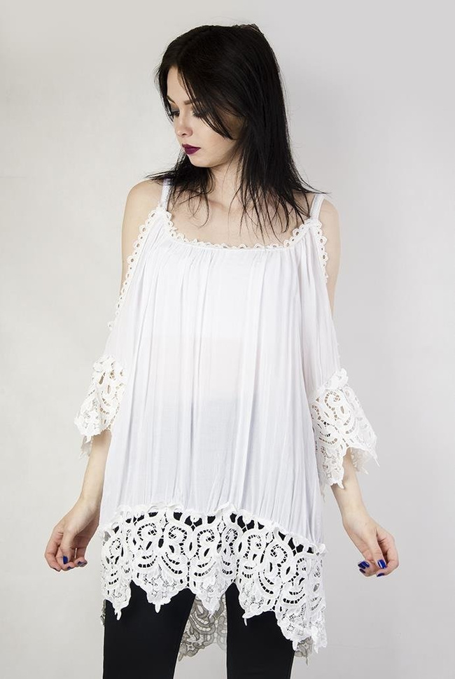Biała bluzka z ażurowymi wstawkami i odkrytymi ramionami