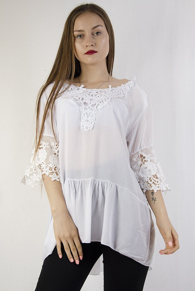 Biała bluzka z ażurowym dekoltem oraz falbanką na dole