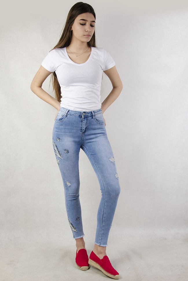 Jasne spodnie jeansowe z wyszywanymi piórkami