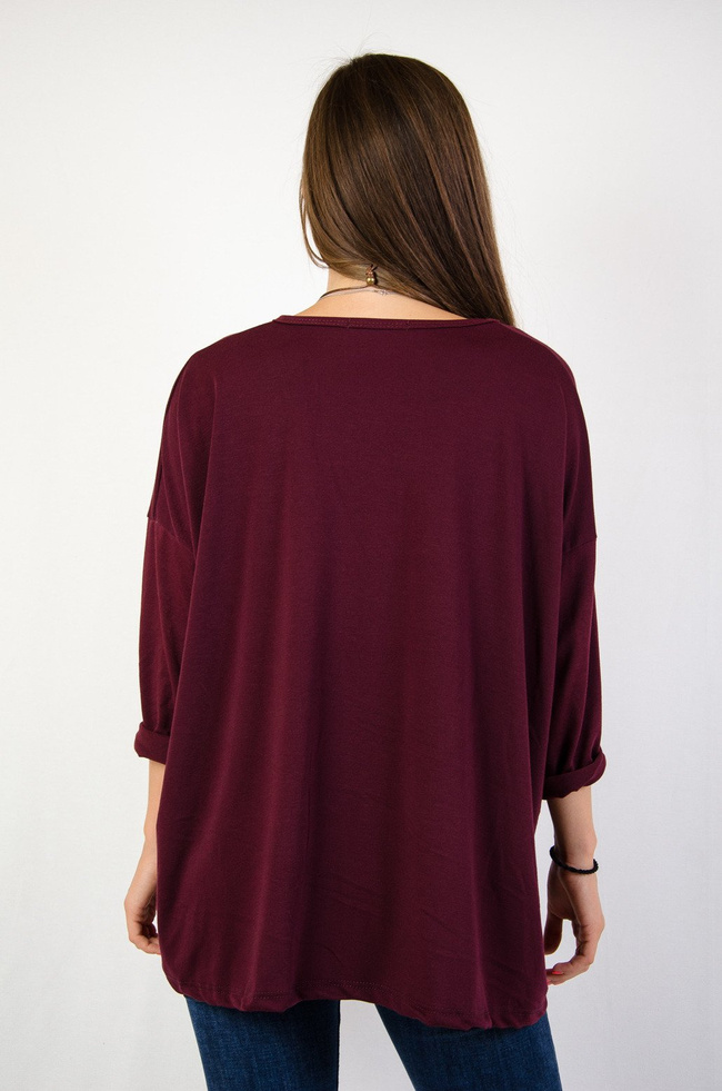 Bordowa bluzka oversize z naszyjnikiem