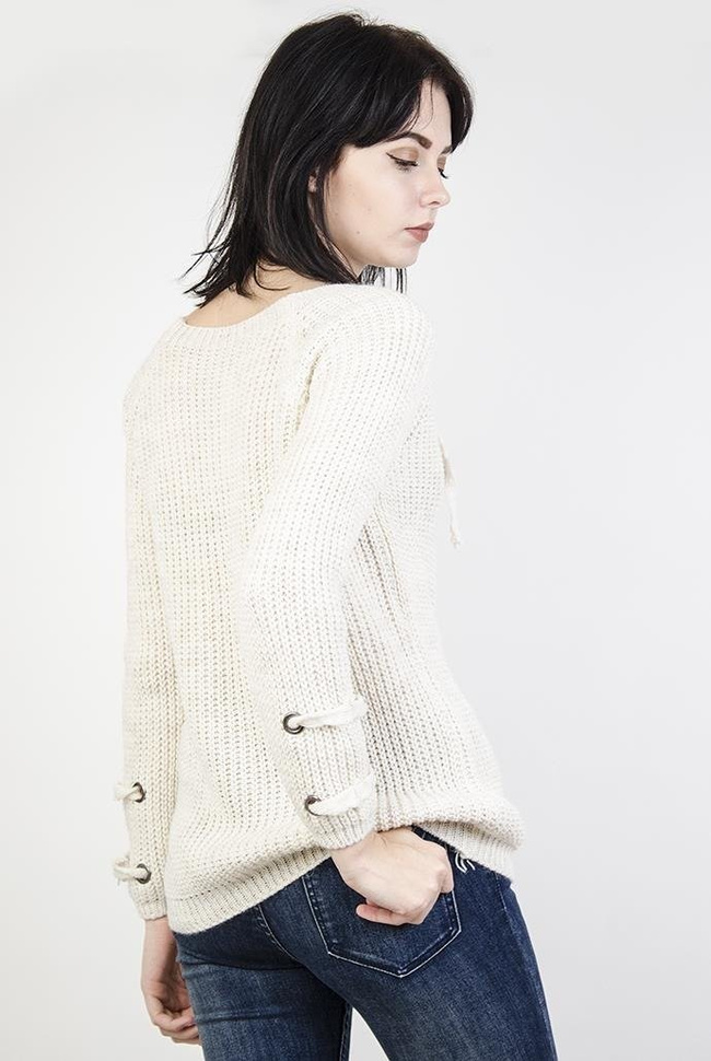 Beżowy sweter z wiązaniem w dekolcie