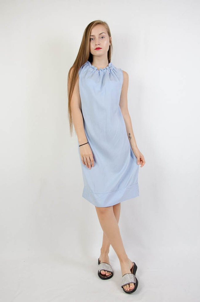 NIEBIESKA SUKIENKA Z MARSZCZENIEM PRZY SZYI