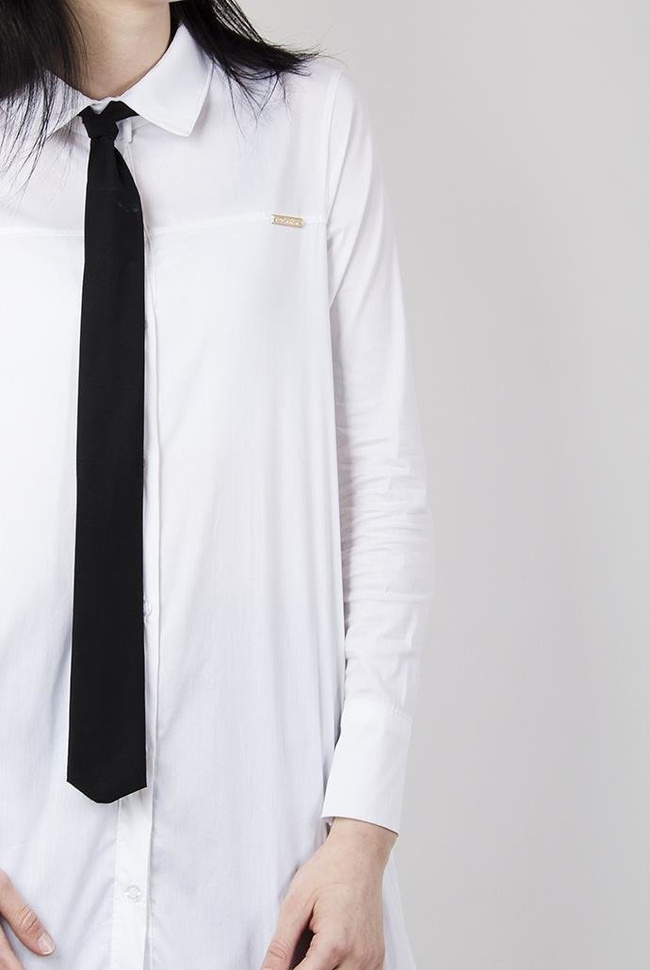 Biała koszula z wiązaniem przy szyi