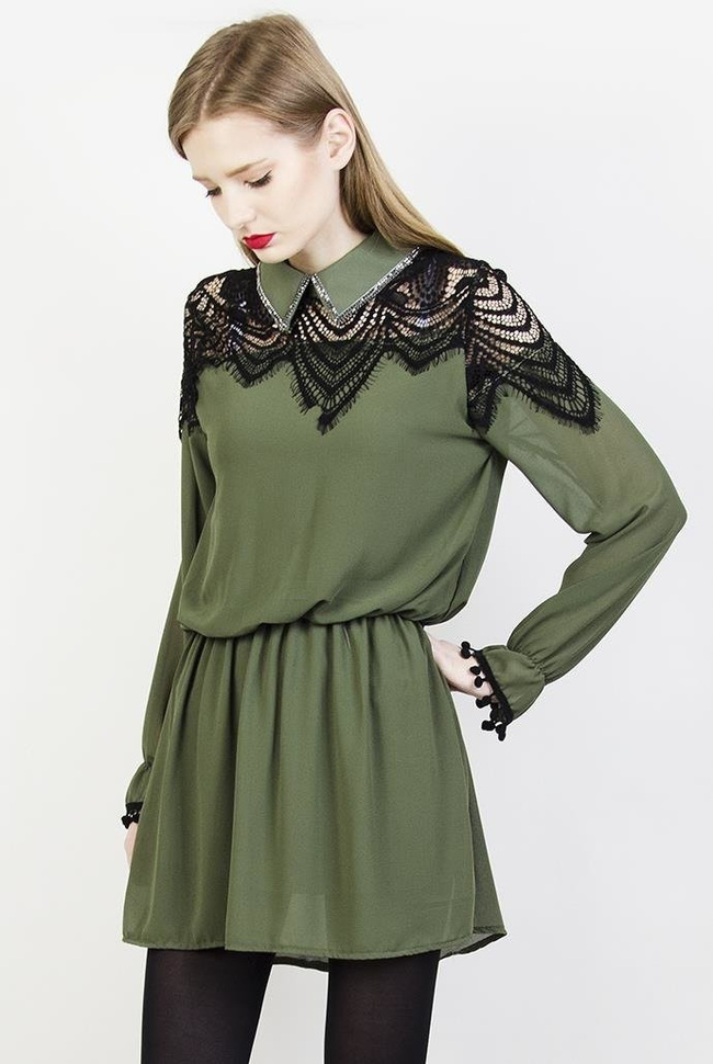 Zielona szyfonowa sukienka ze zdobieniem i kołnierzykiem