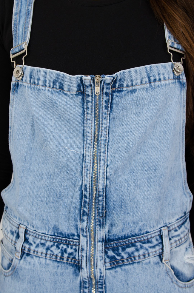 Jeansowe ogrodniczki z dziurami