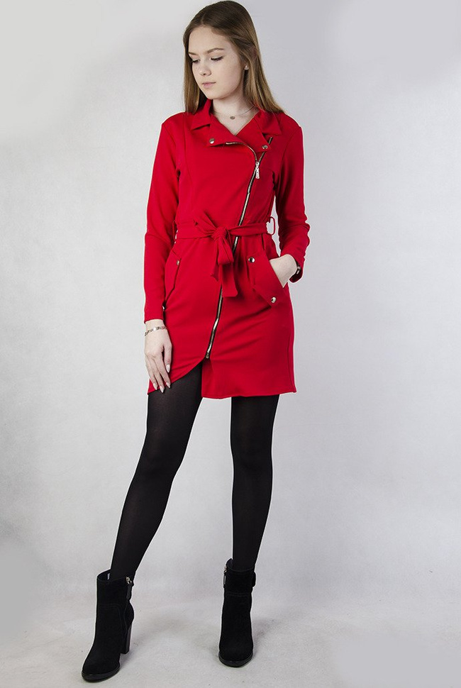 Czerwona szmizjerka z zamkiem z boku oraz wiązaniem