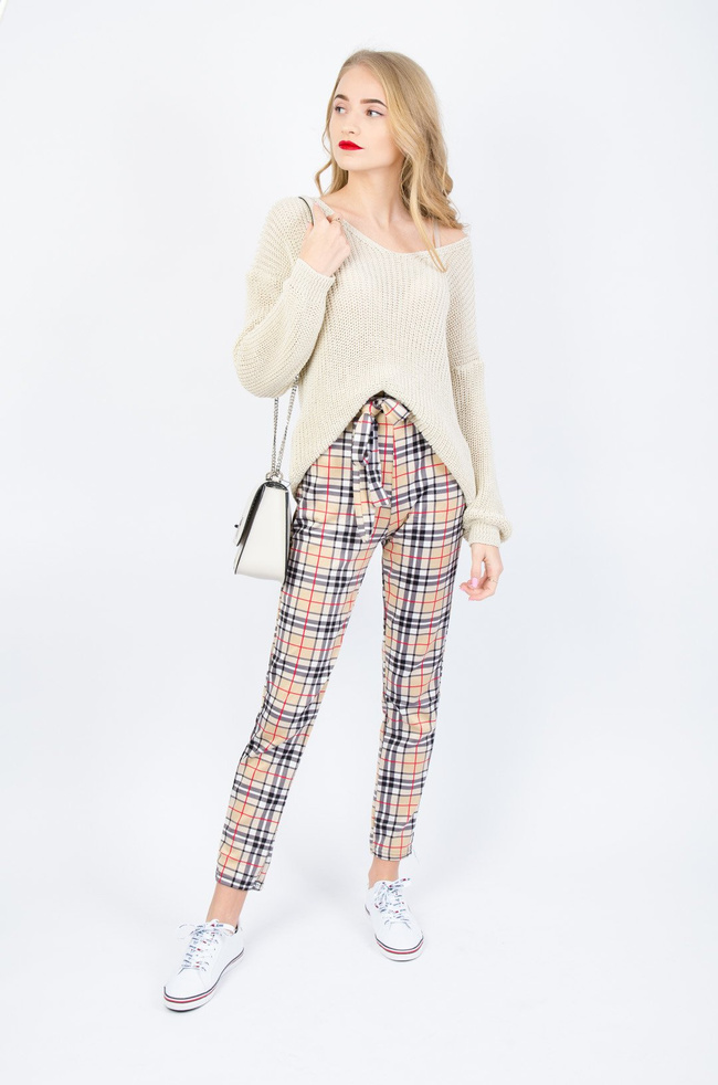 AKRYLOWY SWETER OVERSIZE Z DEKOLTEM W SEREK- BEŻOWY