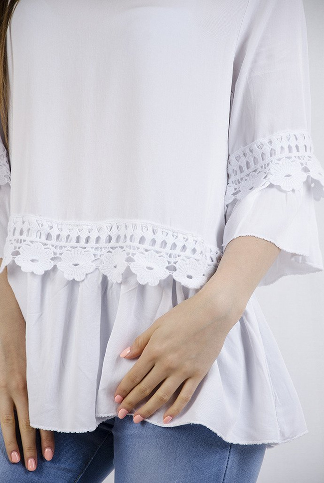 Biała bluzka z ażurowym wykończeniem