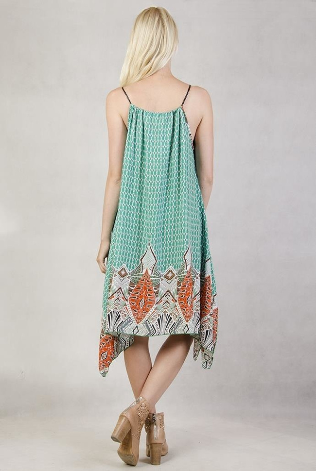 Wzorzysta sukienka z dłuższymi bokami zielona