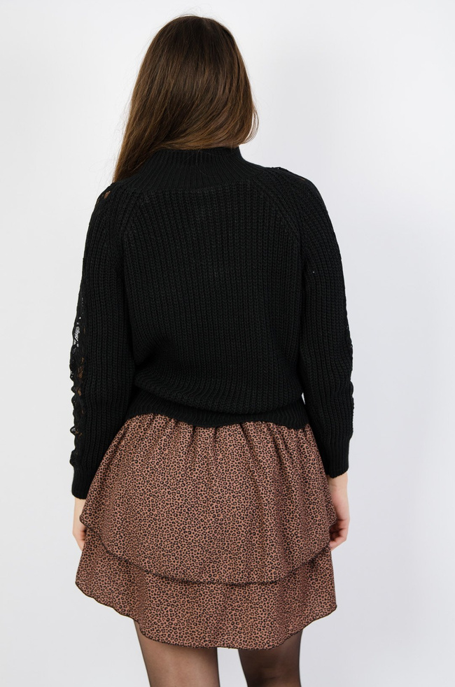 Czarny sweter z półgolfem oraz koronką na rękawach