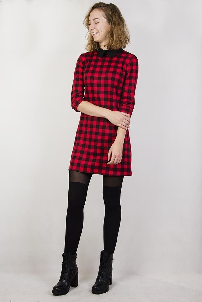 Sukienka w kratę z czarnym kołnierzykiem