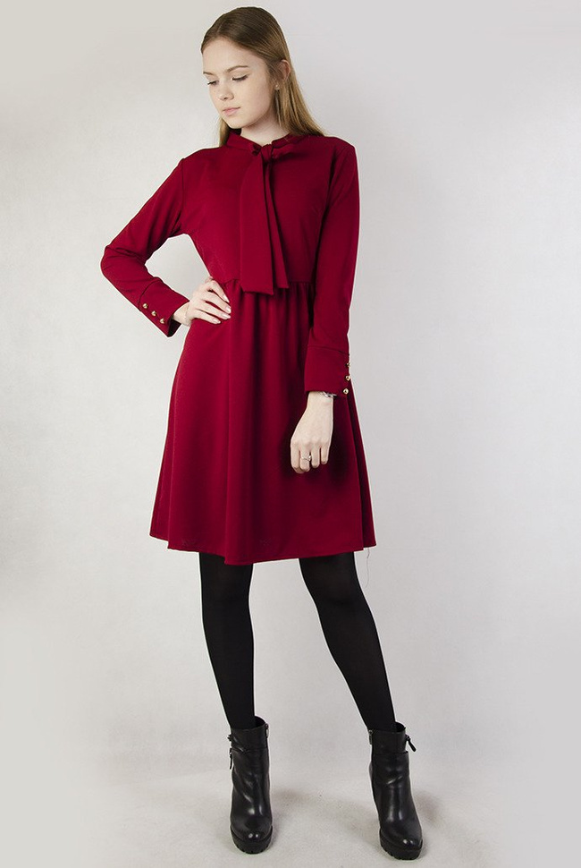 Bordowa sukienka z kokardą pod szyją