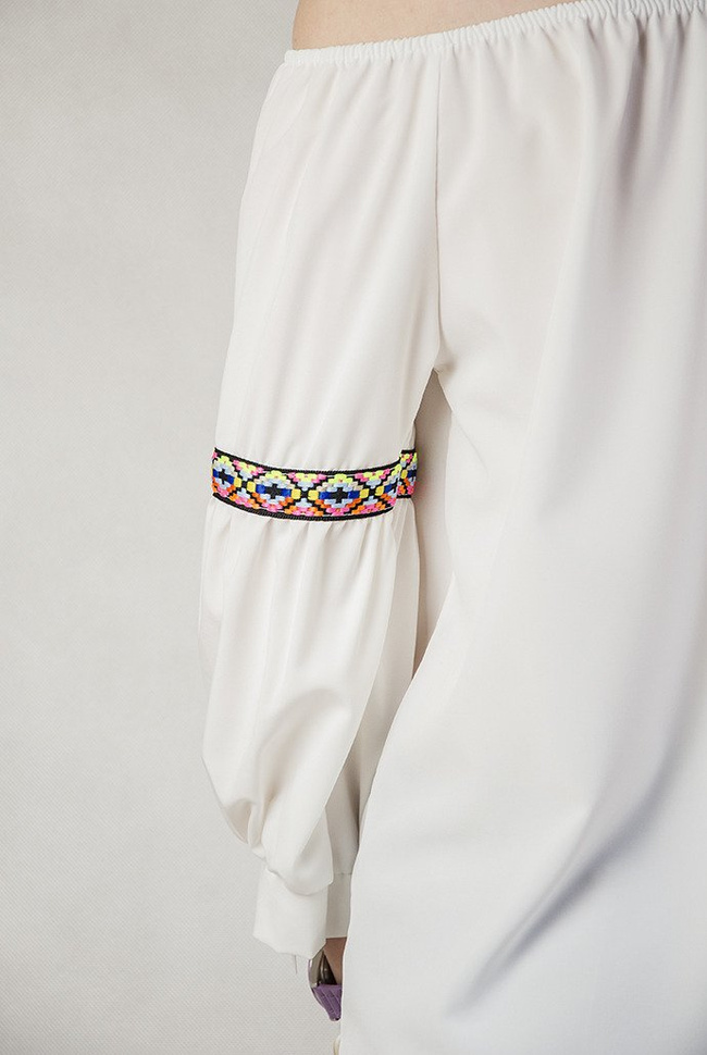 Biała bluzka hiszpanka z pomponami