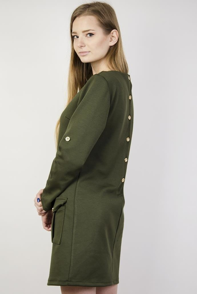 Zielona sukienka ze złotymi guzikami i kieszeniami