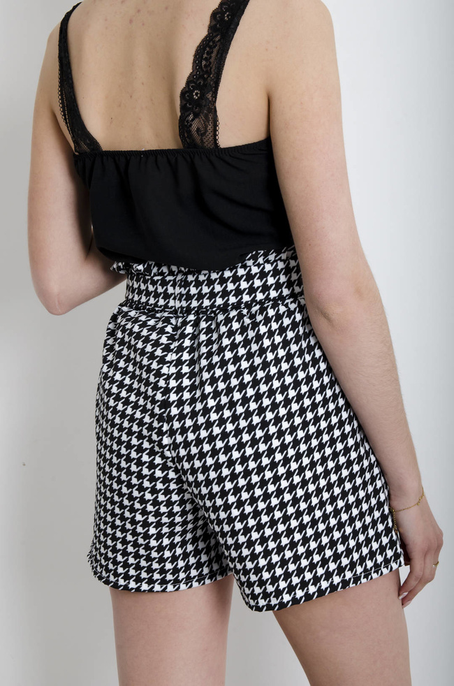 SZORTY WIĄZANE Z WYSOKIM STANEM W PEPITKĘ - CZARNE