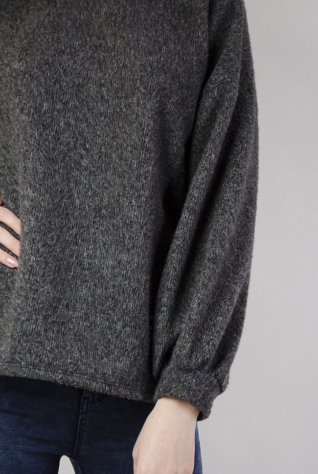 Ciemnoszary sweterek z perełkami przy szyi oraz bufiastymi rękawami