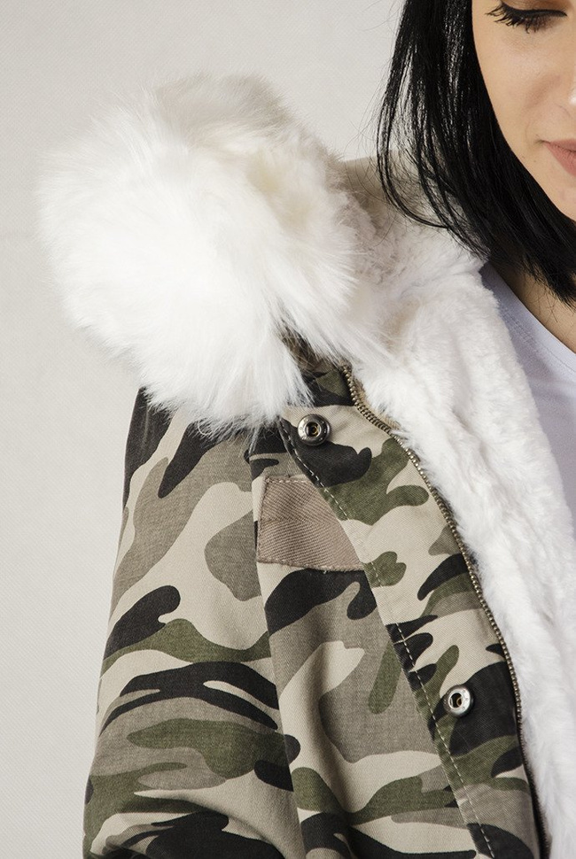 Ocieplana kurtka moro z białym futerkiem