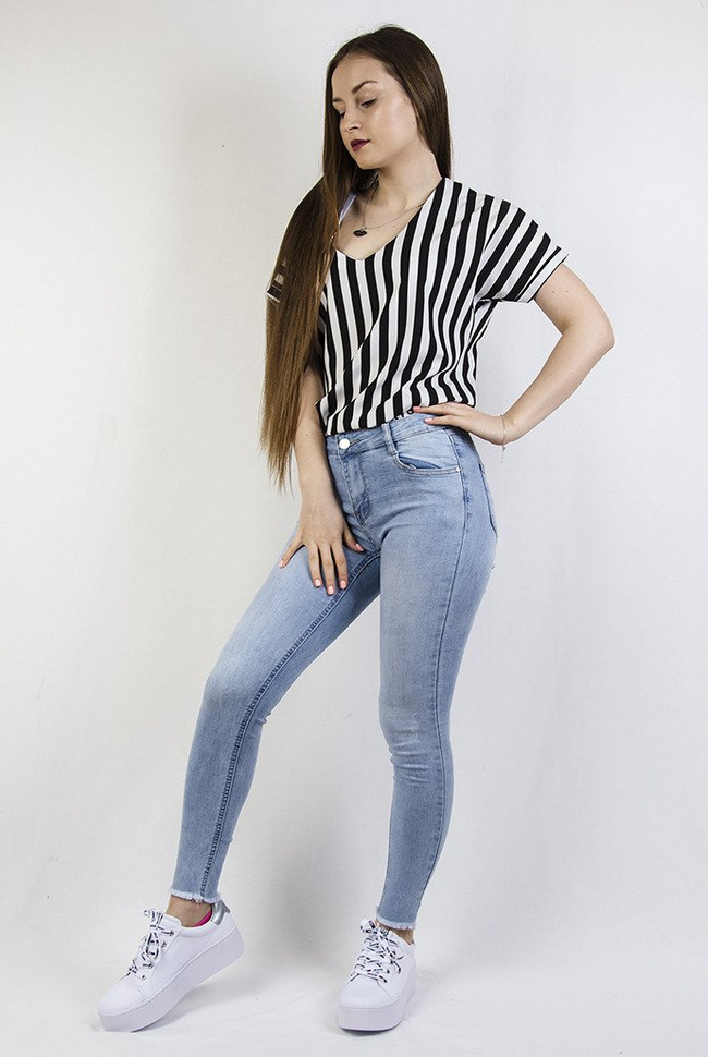 Jasne spodnie z białą gumą przy pasie