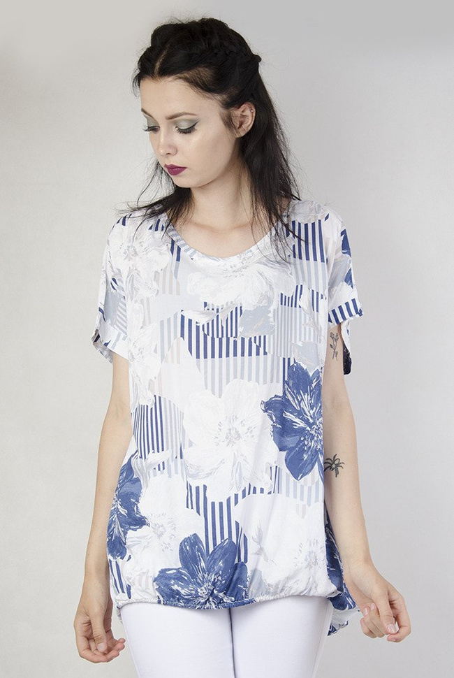 Biała bluzka w niebieskie kwiaty