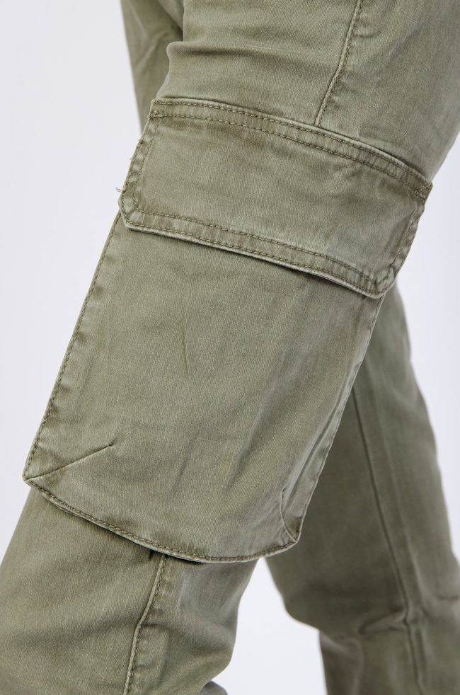 Zielone bojówki z wysokim stanem