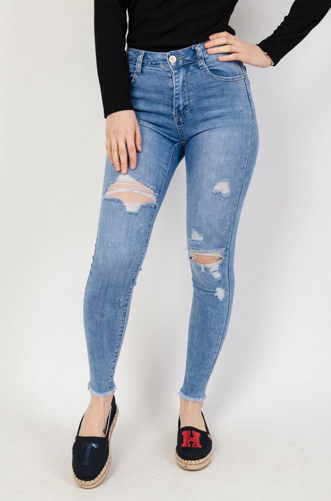 Jasne spodnie jeansowe z dziurami