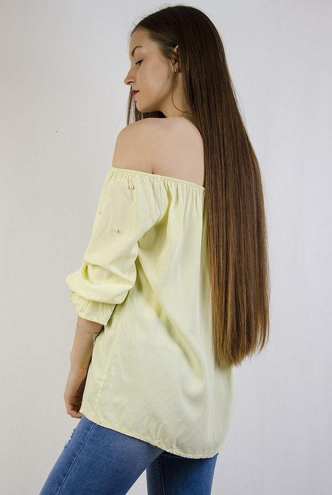 Żółta bluzka z hiszpańskim dekoltem i koralikami