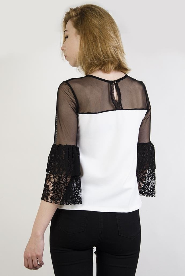 Biała bluzka z koronkowymi rękawami i wstawką z siateczki