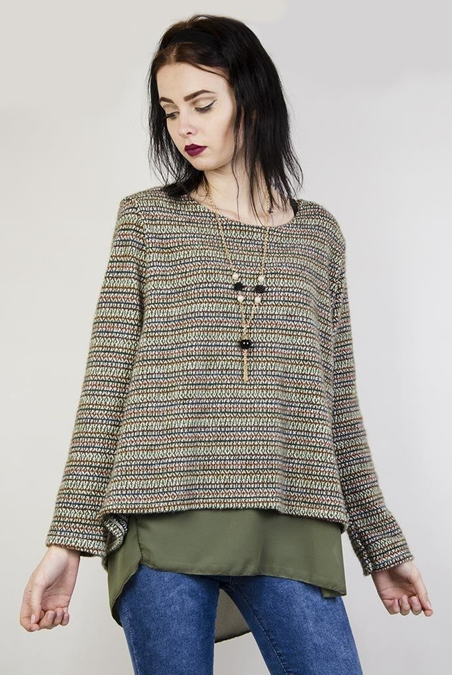 Zielona bluzka w paski, z wisiorkiem