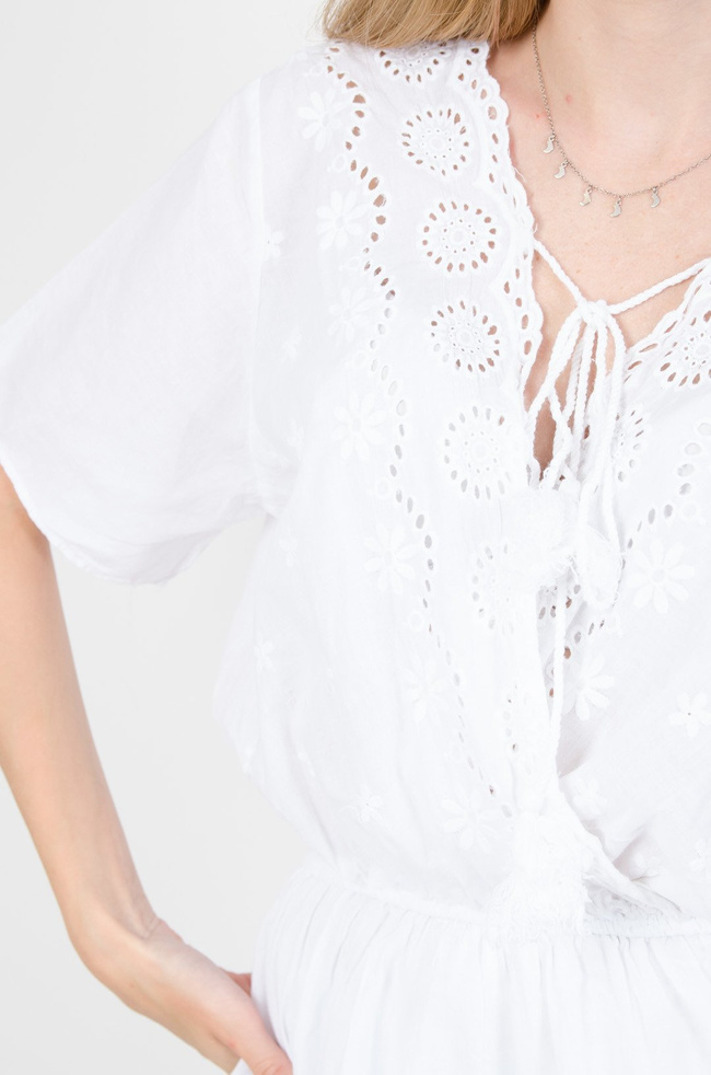 Biały ażurowy kombinezon z wiązaniem z przodu