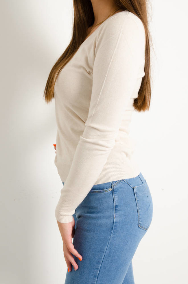 SWETER Z DEKOLTEM W SZPIC- BEŻOWY