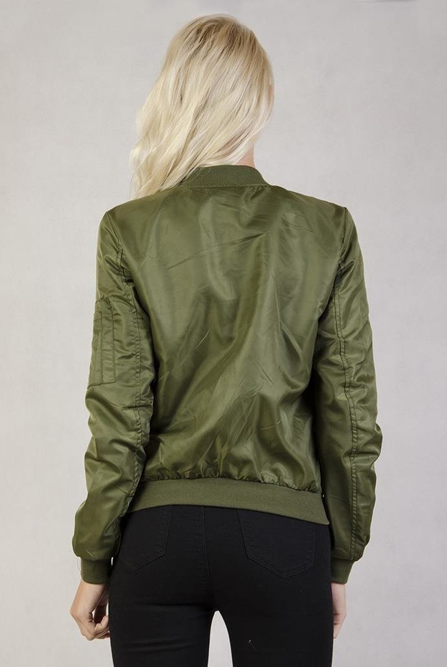 Zielona kurtka typu flek ze ściągaczem na dole