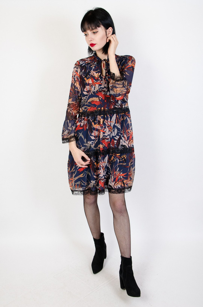 Granatowa sukienka w liście obszyta czarną koronką 