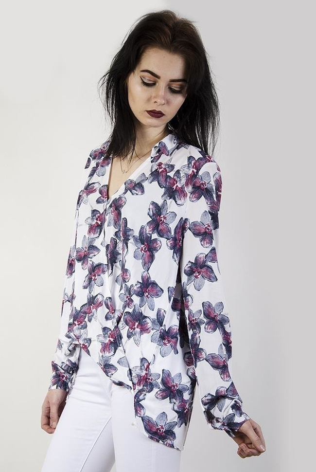 Biała, asymetryczna koszula w kwiaty z przeszyciem