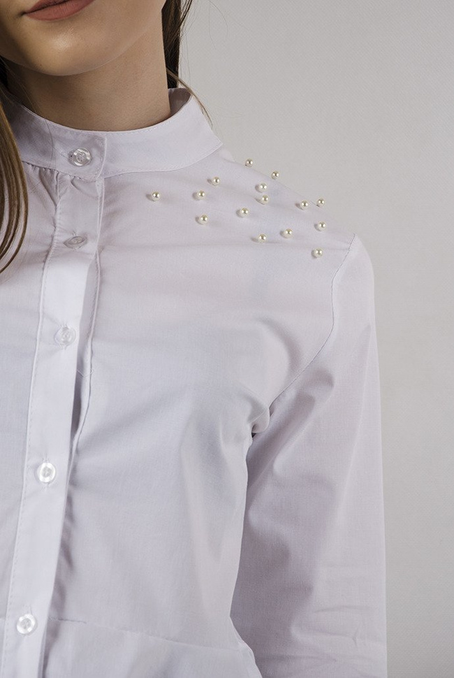 Biała długa koszula z rozkloszowanym dołem