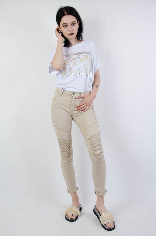Beżowe spodnie z przeszyciami na kolanach