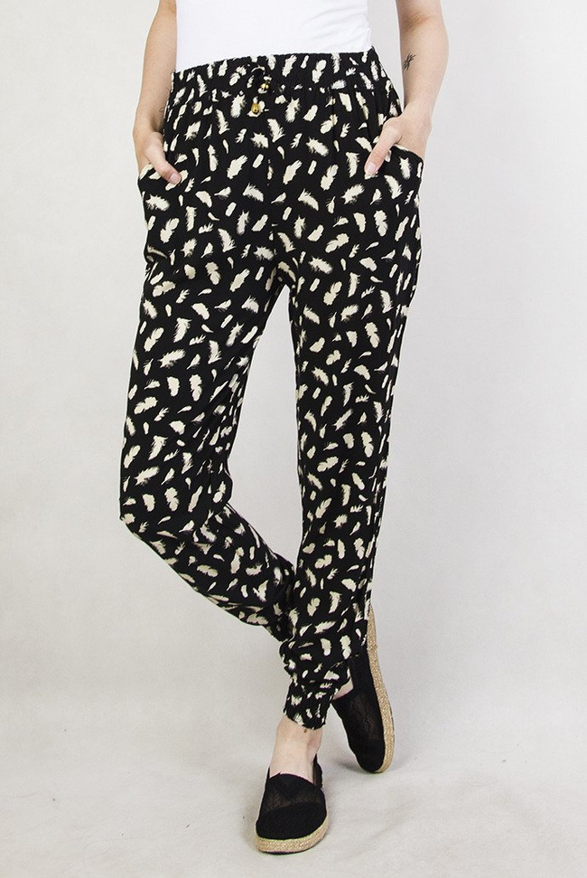 Czarne spodnie alladynki w białe piórka