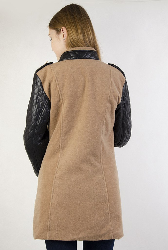 Brązowy płaszcz ze skórzanymi rękawami