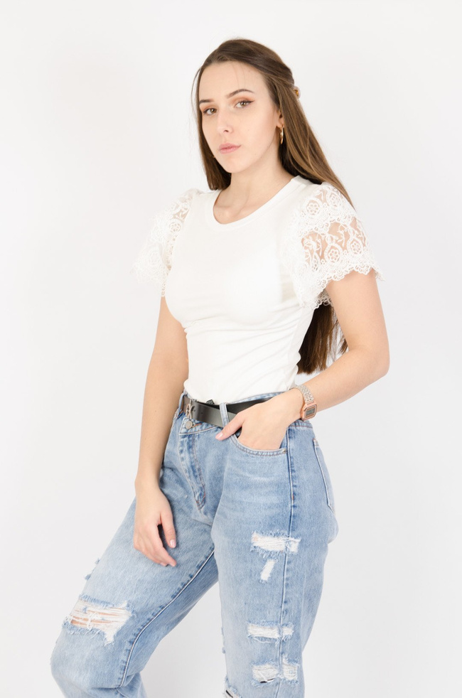 Biała prążkowana bluzka z koronkowymi rękawami
