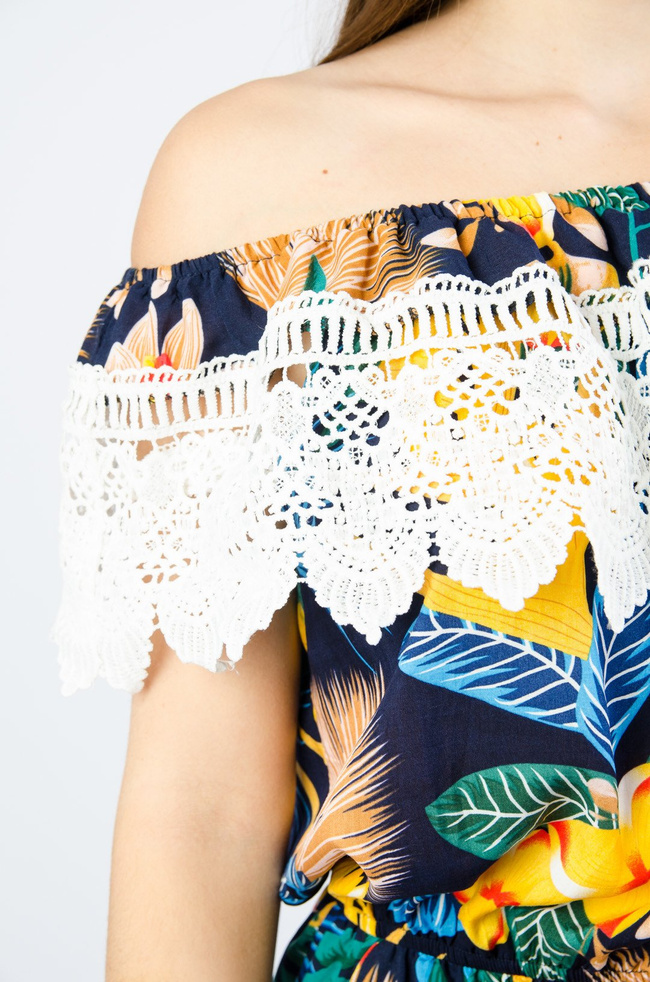 Kombinezon z koronką w dekolcie w kolorze granatowym 