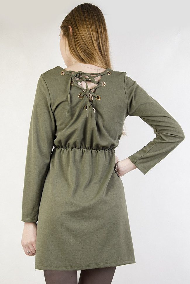 Zielona sukienka z wiązaniem w pasie oraz na plecach