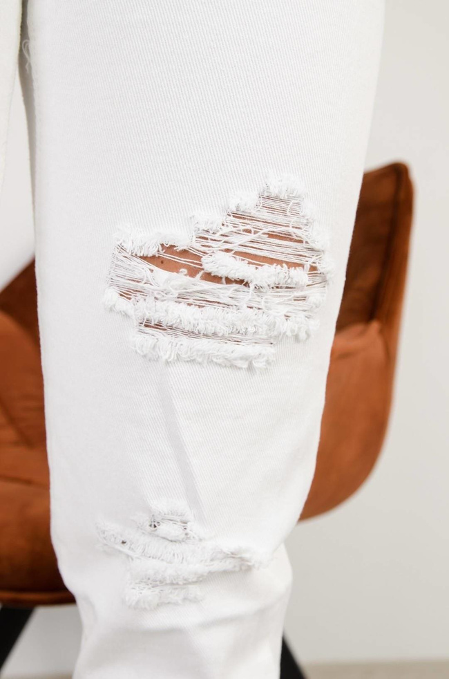 BIAŁE SPODNIE MOM FIT Z SZARPANIAMI + PASEK DUŻE ROZMIARY (S-4XL)