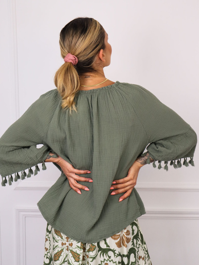 BLUZKA Z WIĄZANIEM I FRĘDZLAMI PRZY RĘKAWACH- ZIELONA