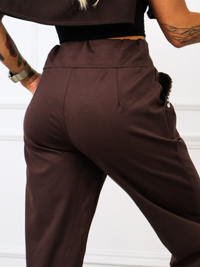 MATERIAŁOWE SPODNIE Z OZDOBNYMI CEKINAMI PRZY KIESZENIACH- CIEMNY BRĄZ