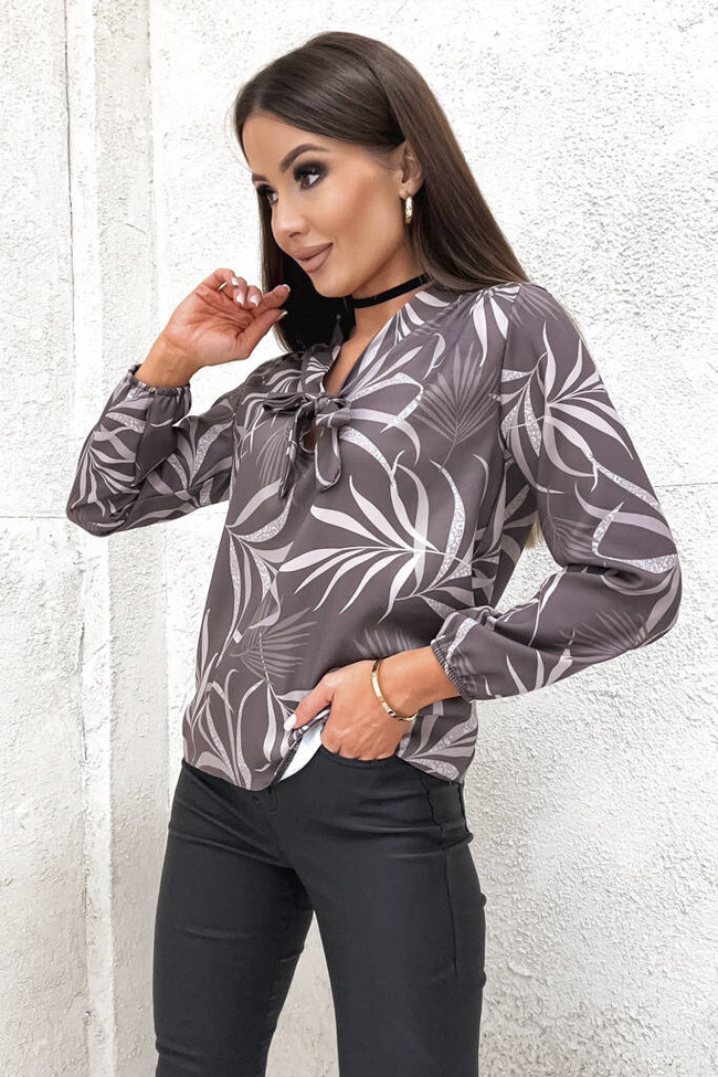 BLUZKA Z MOTYWEM LIŚCI I WIĄZANYM DEKOLTEM W SEREK- BRĄZOWA