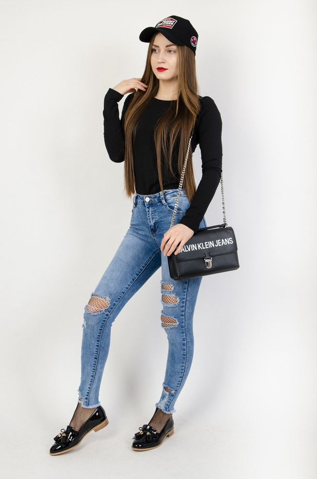 Jasne spodnie jeansowe z dziurami