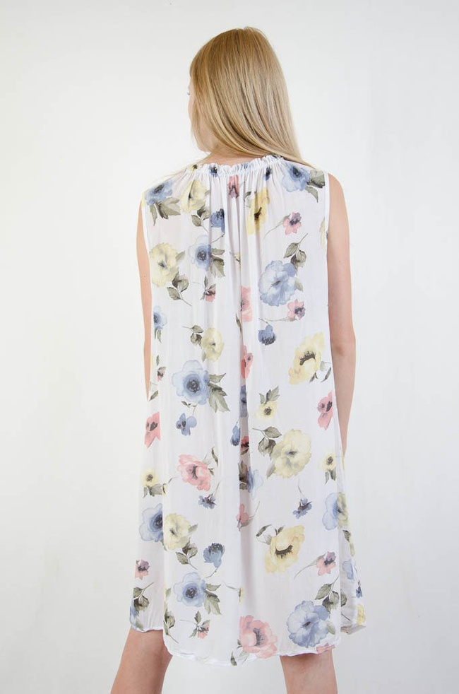 Biała sukienka w kwiaty z wiązaniem